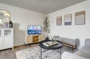 TV a/nebo společenská místnost v ubytování Nested Pointe Downtown w Workspace & Fire Pit