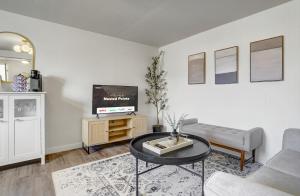 TV a/nebo společenská místnost v ubytování Nested Pointe Downtown w Workspace & Fire Pit + 37 fotografií
