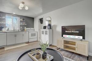 Kuchyň nebo kuchyňský kout v ubytování Nested Pointe Downtown w Workspace & Fire Pit