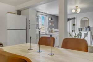Kuchyň nebo kuchyňský kout v ubytování Nested Pointe Downtown w Workspace & Fire Pit