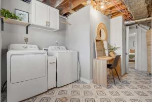 Kuchyň nebo kuchyňský kout v ubytování Nested Pointe Downtown w Workspace & Fire Pit