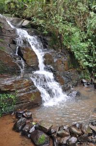 uma cascata ao lado de um rio rochoso em Pousada Heritage Colonial em Nova Petrópolis