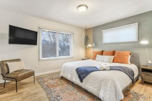 Postel nebo postele na pokoji v ubytování El Sereno Ascent Pet-Friendly Executive Home