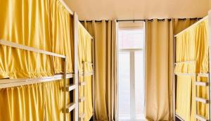 Giường trong phòng chung tại Lunar Beach Hostel
