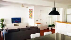 a living room with a couch and a dining room at Mediterraneo-Chic 120 in Benicàssim