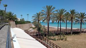 a view of the beach and palm trees at Mediterraneo-Chic 120 in Benicàssim