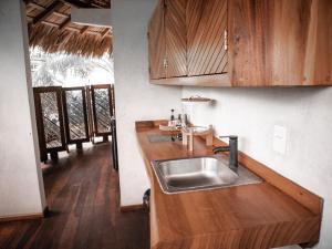 cocina con fregadero y encimera de madera en Aldea Mizúl, en Puerto Escondido