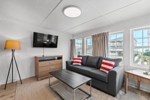 un salon avec un canapé et une table dans l'établissement Cabana Beach #2 Condo Steps from the Beach, à Myrtle Beach