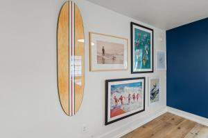 une chambre avec des photos et une planche de surf sur un mur dans l'établissement Cabana Beach #2 Condo Steps from the Beach, à Myrtle Beach