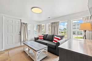 un salon avec un canapé et une table dans l'établissement Cabana Beach #4 Condo Steps from the Beach, à Myrtle Beach