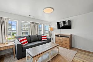 un salon avec un canapé et une télévision dans l'établissement Cabana Beach #4 Condo Steps from the Beach, à Myrtle Beach