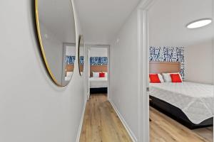 une chambre avec un lit et un miroir au mur dans l'établissement Cabana Beach #3 Condo Steps from the Beach, à Myrtle Beach