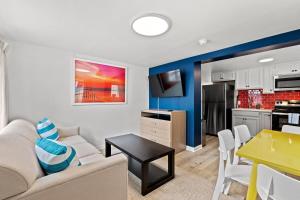 un salon avec un canapé et une table et une cuisine dans l'établissement Cabana Beach #3 Condo Steps from the Beach, à Myrtle Beach 24 autres photos