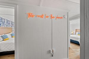 une chambre avec une porte et un panneau indiquant que c'est la maison dans l'établissement Cabana Beach #5 Condo Steps from the Beach, à Myrtle Beach