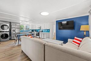 un salon avec un canapé et un mur bleu dans l'établissement Cabana Beach #5 Condo Steps from the Beach, à Myrtle Beach