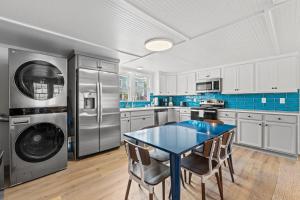 une cuisine avec une table et une machine à laver dans l'établissement Cabana Beach #5 Condo Steps from the Beach, à Myrtle Beach