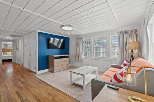 un salon avec un canapé et une télévision dans l'établissement Cabana Beach #6 Condo Steps from the Beach, à Myrtle Beach