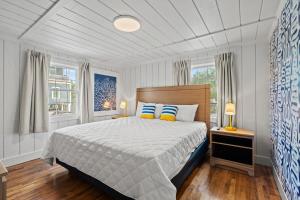 une chambre avec un grand lit avec deux oreillers dans l'établissement Cabana Beach #6 Condo Steps from the Beach, à Myrtle Beach