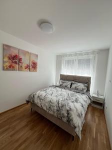 Ένα ή περισσότερα κρεβάτια σε δωμάτιο στο Stan na dan Tuzla