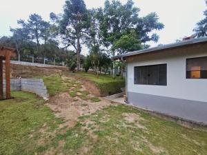 モジ・ダス・クルーゼスにあるRecanto Cauê & Mariaの塀と家のある庭