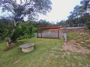 モジ・ダス・クルーゼスにあるRecanto Cauê & Mariaのベンチとバスケットボールのフープがある公園