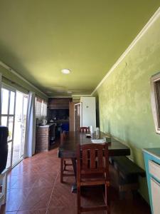 Un comedor con una mesa y una cocina. en El quincho, en San Pedro 4 fotos más
