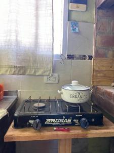 una estufa con una olla encima en El quincho, en San Pedro