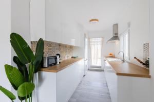 Una cocina o cocineta en Rustic Escape by Fidalsa
