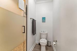 ein kleines Badezimmer mit Toilette und Dusche in der Unterkunft Newer Large Beachside 6 Bedroom House 3000 Sq Ft Sleeps 22 in Dauphin Island + 33 Fotos