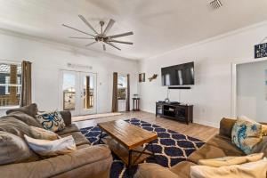 ein Wohnzimmer mit Sofa und Tisch in der Unterkunft Newer Large Beachside 6 Bedroom House 3000 Sq Ft Sleeps 22 in Dauphin Island