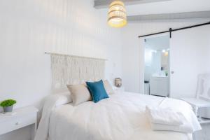 Una cama o camas en una habitación de Rustic Escape by Fidalsa