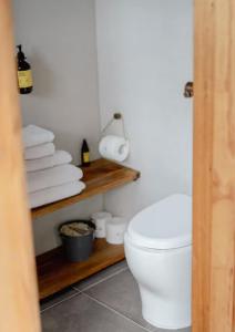 Pipers CreekDesigner Private Off Grid Cabin with Lake Access - Esti的浴室设有白色卫生间和一些毛巾。