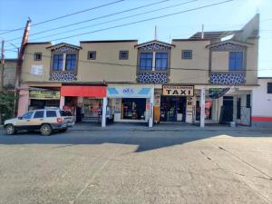 サリナ・クルスにあるDepartamentos Costeraの建物の前に車が駐車されている