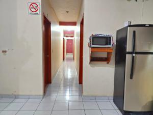 サリナ・クルスにあるDepartamentos Costeraの廊下(冷蔵庫、テーブルの上にテレビ付)