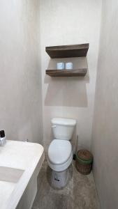 Bilik mandi di Villa Le Rocher