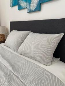 Postel nebo postele na pokoji v ubytování Apartments and Rooms Radivojević Niš