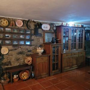 a room with wooden cabinets and plates on the wall at CHALÉ, Pedra, Isolada, Natureza, Rio - Ecoturismo in Soutinho