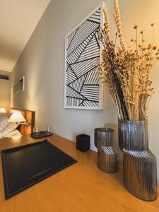 a living room with a table and a vase with flowers at Sol Alphaville Hotel e Residence Flat in Barueri