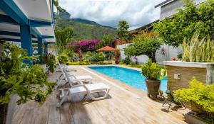a swimming pool in a house with chairs and plants at Casa Plaza Bolívar in Quillabamba