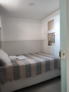 a bedroom with a bed in a room at Balneário Camboriu 4 quartos Avenida Atlântica in Balneário Camboriú