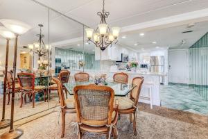 Bazén v ubytování Redecorated Foreshore Condo nebo v jeho okolí