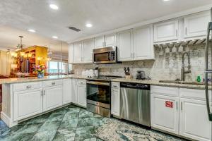 Kuchyň nebo kuchyňský kout v ubytování Redecorated Foreshore Condo + 27 fotografií