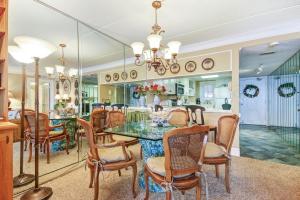 Posezení v ubytování Redecorated Foreshore Condo