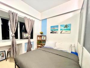 une chambre avec un lit et deux fenêtres dans l'établissement BGC Mckinley City Center Apartments, à Manille 46 autres photos