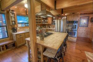 una cocina con una gran isla en una cabaña de madera en Smokey Joes cabin, en Zephyr Cove 50 fotos más