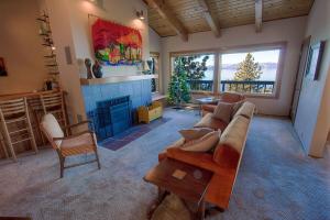 a living room with a couch and a fireplace at Lake View Glen home in Lincoln Park