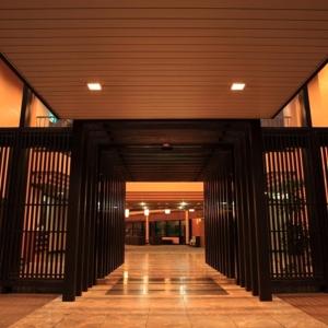 a hallway leading to a building with a hallwayngthngthngthngthngthngthngth at Aso Hotel in Aso