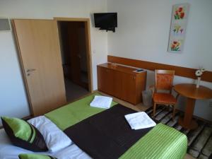 Postel nebo postele na pokoji v ubytování Hotel ROSE Břeclav