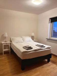 une chambre avec un lit avec deux serviettes dessus dans l'établissement Sandavad, à Reykjavik
