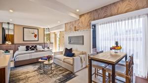 プエルト・バジャルタにあるStunning Beachfront Condo - Sea Views & Poolsのベッドとリビングルームのある寝室 +48枚の写真